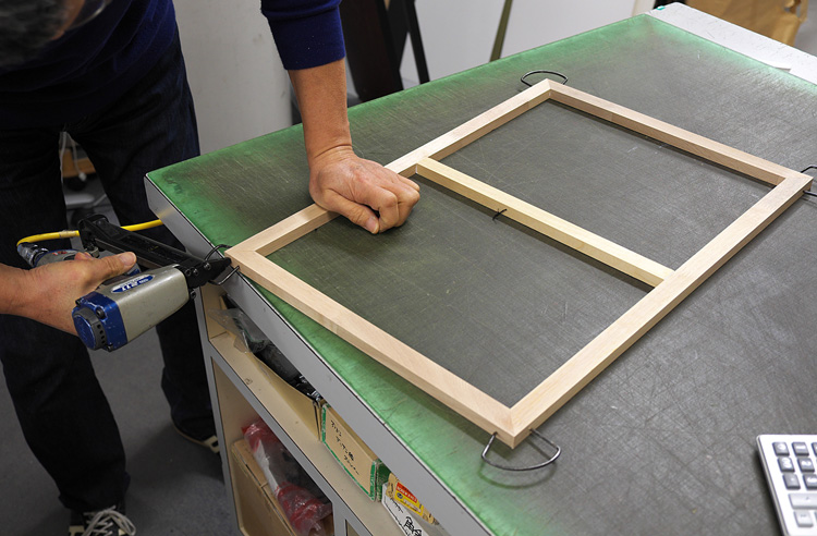 刺繍を張る為の木枠を作ります