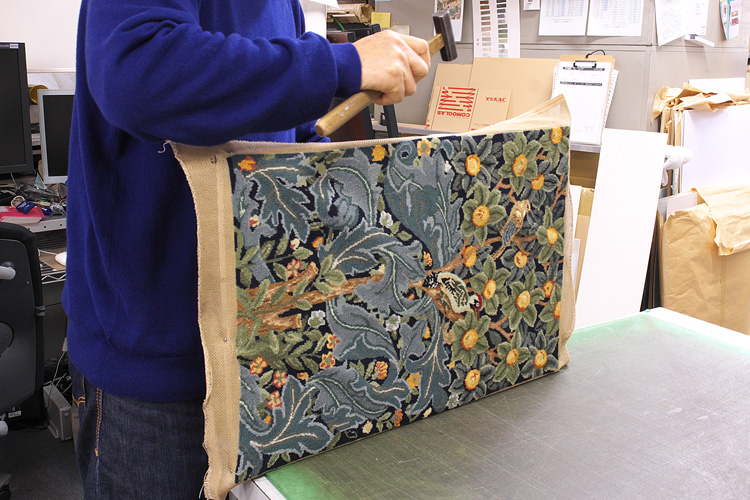 曲がった刺繍を木枠に張ります