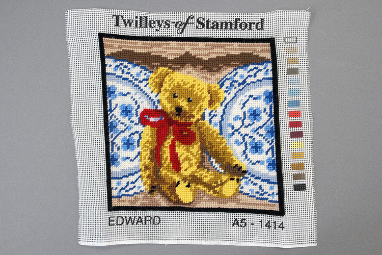 刺繍をボードに張って曲がりを修正