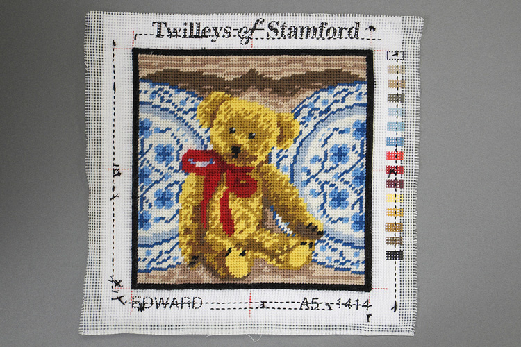 刺繍をボードに張って曲がりを修正