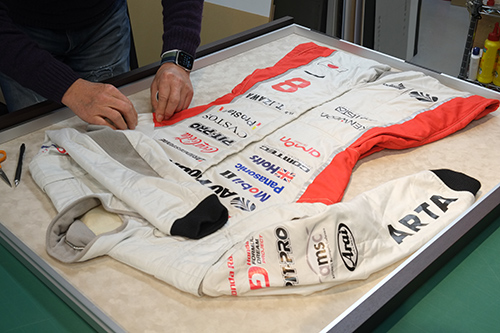 レーシングスーツ額装